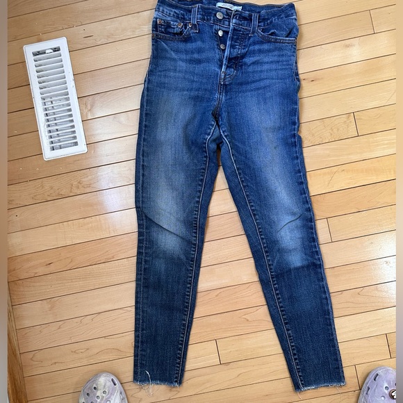 Levi’s Wedgie - Picture 3 of 4